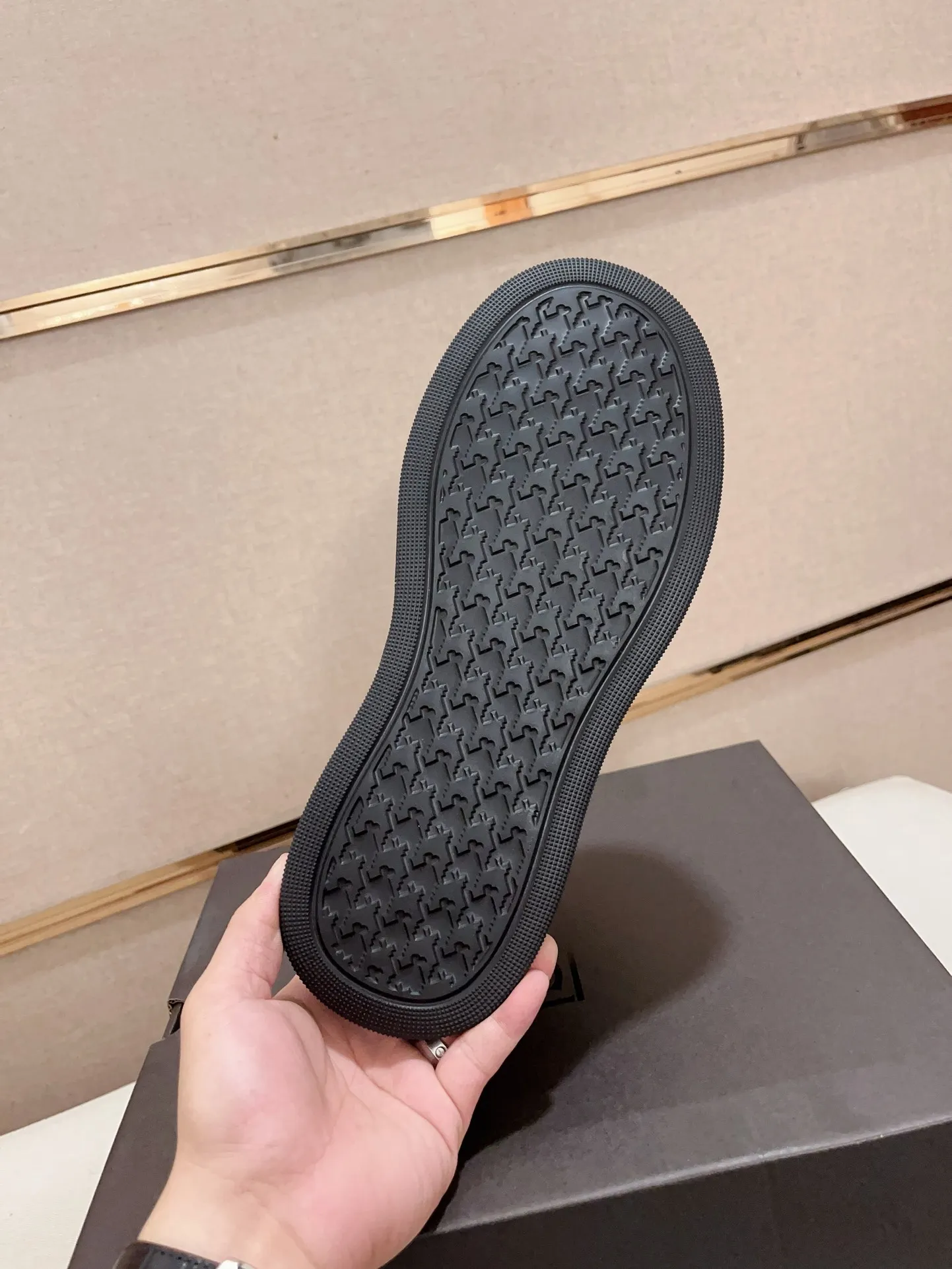 Factory Price: 380 Men's Men's Shoes💰North American Men's Shoes Ugg ☃️In the special sale of new high-quality men's shoes and snow boots in autumn and winter, the nemesis of extreme cold weather! Made of cowhide leather, merino wool lining, and original outsole, whether driving, outdoor or daily wear, there is always one that suits you! Code number 39-44